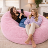 femmes allongées sur un pouf long géant en fausse fourrure