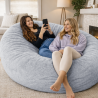 femmes allongées sur un pouf long géant en fausse fourrure