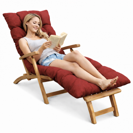 femme allongée sur un coussin bain de soleil