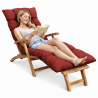 femme allongée sur un coussin bain de soleil