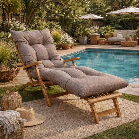 coussin bain de soleil au bord d'une piscine