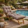 coussin bain de soleil au bord d'une piscine