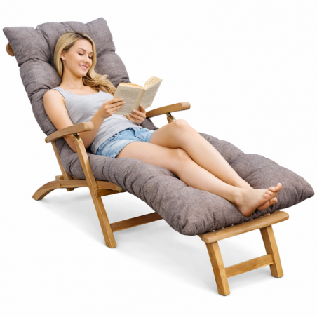 femme allongée sur un coussin bain de soleil