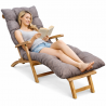 femme allongée sur un coussin bain de soleil
