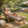 femme allongée sur un coussin bain de soleil dans un jardin